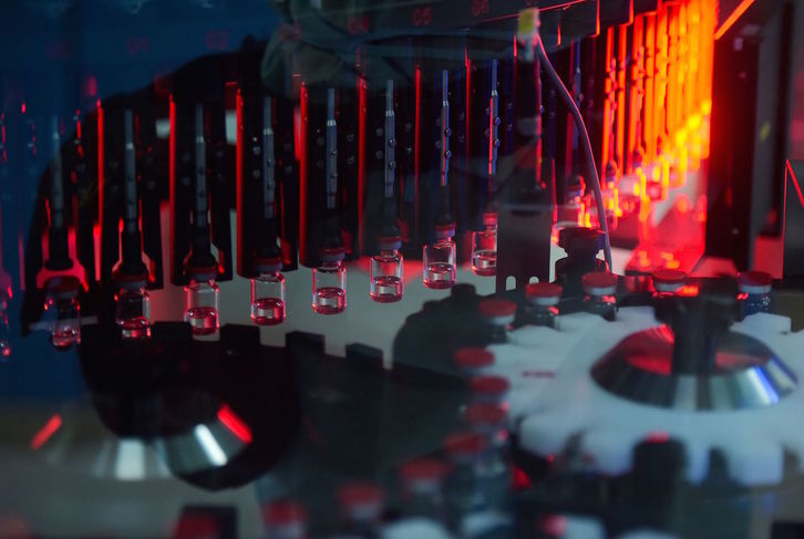 Producción de la vacuna Gam-COVID, registrada como Sputnik V, en un laboratorio ruso. (Olga MALTSEVA/AFP)