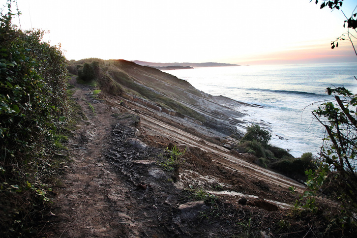 Fotografía tomada el 31 de octubre tras el derrumbe en una parte del acantilado, entre Sokoa y Hendaia. (Bob EDME)