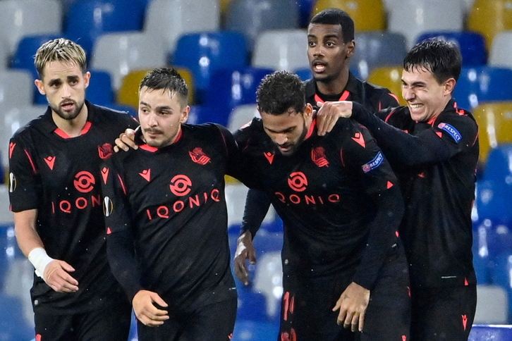 Los jugadores de la Real celebran el gol de Willian José en el tiempo añadido en Nápoles. (Alberto PIZZOLI/AFP)