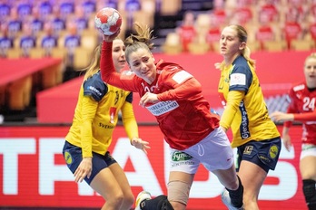 Dinamarca tiene un resquicio para poder colarse en semifinales tras haber ganado a Suecia. (Bo AMSTRUP / AFP PHOTO)