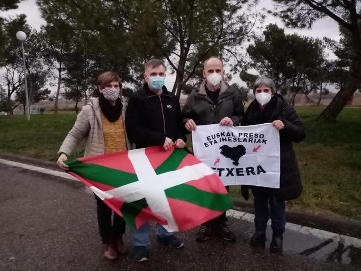 Francisco Mujika –bigarrena ezkerretik–, espetxetik atera berritan. (NAIZ)