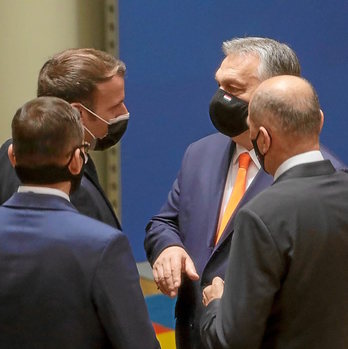 Macron habla con sus homólogos húngaro y polaco. (Olivier HOSLET/AFP)