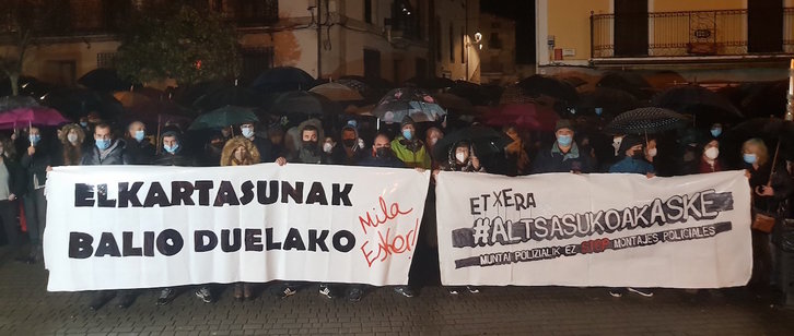 Los ocho jóvenes encarcelados en la concentración semanal de Altsasu, tras la pancarta en la que agradecen la solidaridad recibida. (@aagirrezabal)