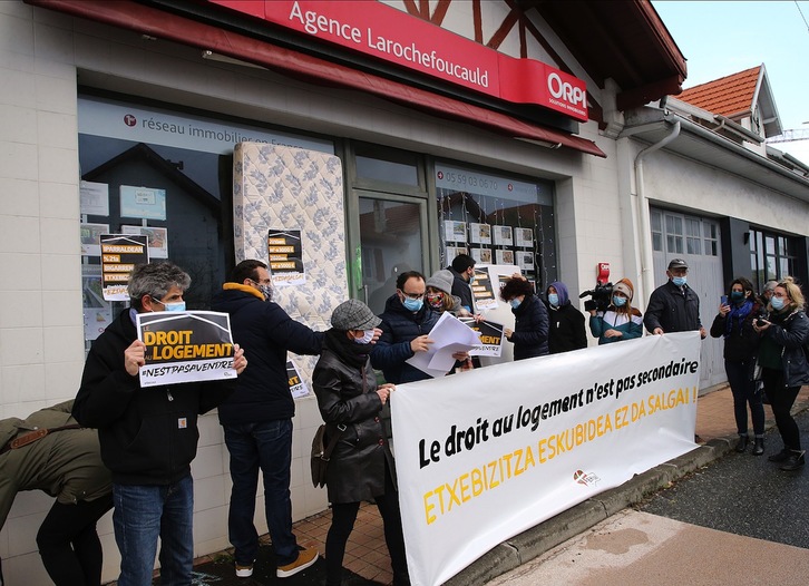 Larochefocauld auzoan dagoen Orpi higiezinen bulegoaren aurrean EH Baik eginiko protesta. (BOB EDME)