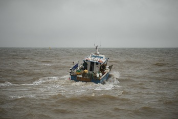 Un barco pesquero zarpa de Bridlington hacia el mar del Norte. (Oli SCARFF/AFP)