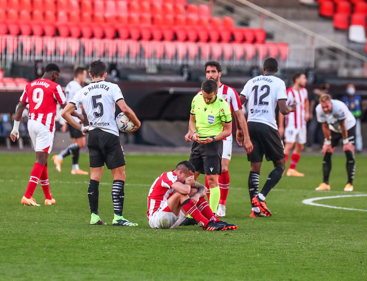 Dani García se lamenta en el suelo en los últimos minutos en Mestalla. (LOF)
