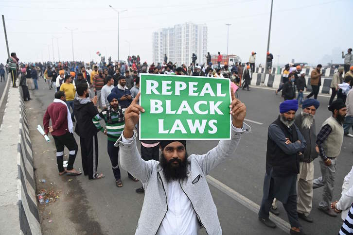 Campesinos cortan una carretera hacia Nueva Delhi. (Sajjad HUSSAIN/AFP)