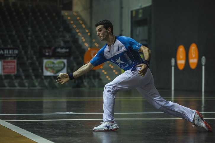 Altuna, zabaletik pilota bat eramaten (Aritz LOIOLA / FOKU)