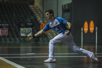 Altuna, zabaletik pilota bat eramaten (Aritz LOIOLA / FOKU)