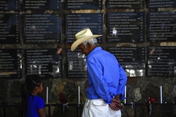 En El Mozote hay un monumento que recuerda los nombres de las mil víctimas masacradas por el Ejército. (Martín RECINOS/AFP)