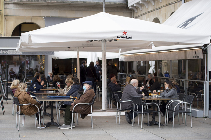 Terrazas en la plaza del Castillo de Iruñea. (Iñigo URIZ/FOKU)