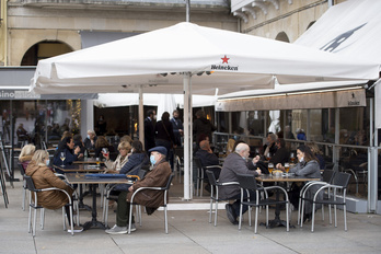 Terrazas en la plaza del Castillo de Iruñea la pasada semana. (Iñigo URIZ/FOKU)
