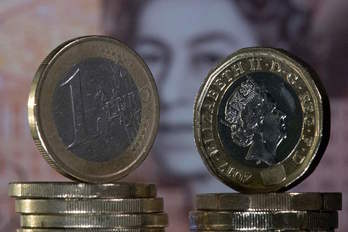 Monedas de euro y libra esterlina. (Justin TALLIS/AFP)