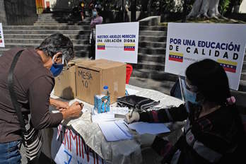 Una mujer se dispone a votar en la consulta opositora en Caracas. (Federico PARRA/AFP)