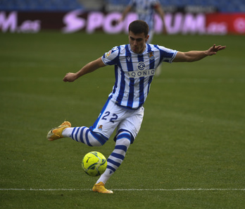  Ander Barrenetxea se dispone a marcar su golazo de potente disparo desde la frontal del área. (Jon URBE/FOKU)