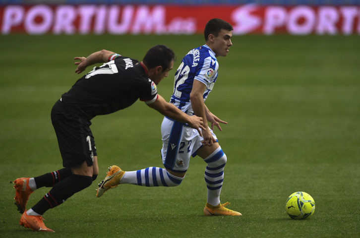 Barrenetxea, autor del gol txuriurdin, mueve el balón perseguido por Kike García. (Jon Urbe/Foku)
