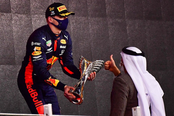 Verstappen recibe el trofeo de ganador (Giuseppe CACACE / AFP)