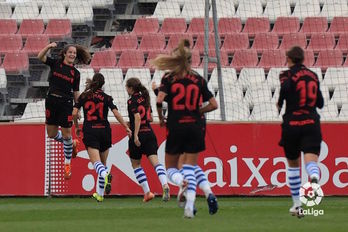 Eizagirre celebra su gol, el cuarto en ocho días, que le ha dado un punto a la Real en Sevilla. (LFP)