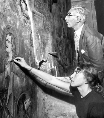 Pinin Brambilla, en lavores de restauración en la iglesia de San Marco de Milán, en 1956.