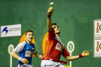 Ezkurdia eskuin bolea jotzen, Artola atzean begira duela (Jaizki FONTANEDA / FOKU)