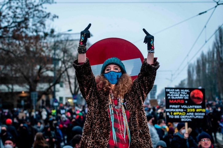 Miles de personas han secundado la manifestación esta tarde en Varsovia. (Wojtek RADWANSKI I AFP)
