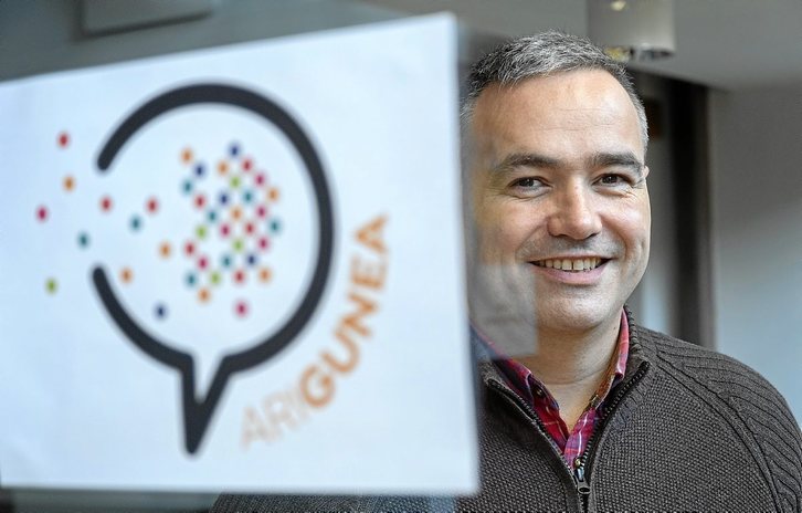 Jon Abril, Elhuyarreko zuzendari nagusia.