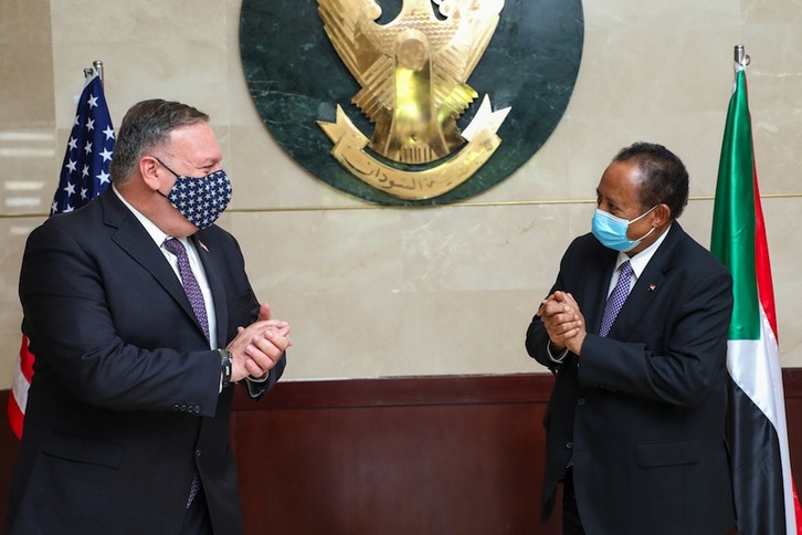 Mike Pompeo AEBetako Estatu idazkaria eta Abdalla Hamdok Sudango lehen ministroa. (AFP)