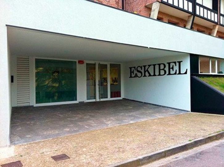 Entrada del Colegio Eskibel, en Donostia. (eskibel.com)