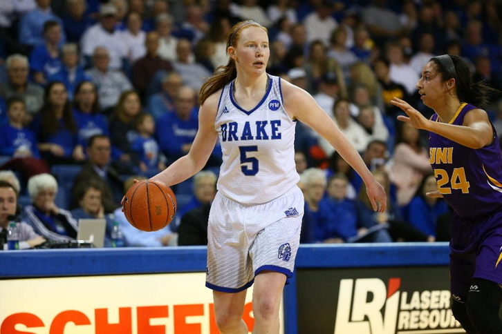 Becca Hittner en uno de los partidos disputados con el Drake University. (FEB)