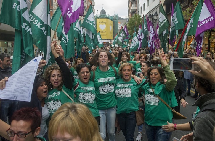Trabajadoras de residencias de Bizkaia celebrando el acuerdo de 2017. (Luis JAUREGIALZO/FOKU)
