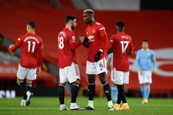 Bruno Fernandes y Paul Pogba, que aparece en el derbi contra el City del fin de semana, son dos de las estrellas del United. (Paul NOBLE/AFP) 