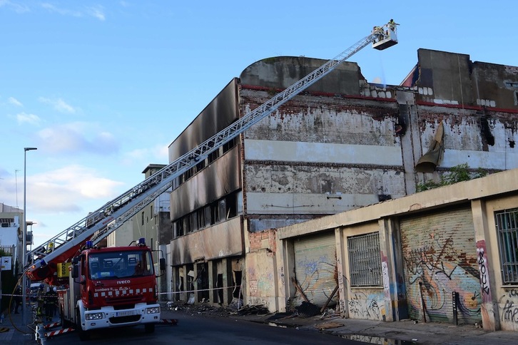 Imagen de la nave que ardió en Badalona. (Lluís GENÉ/AFP)