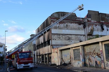 Imagen de la nave que ardió en Badalona. (Lluís GENÉ/AFP)