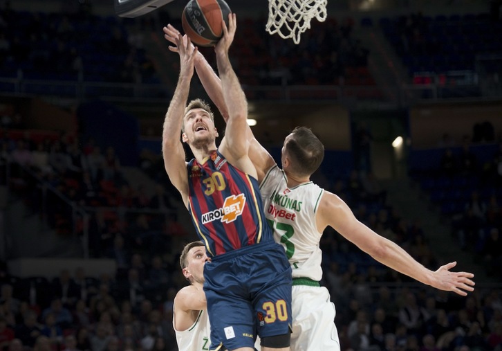 Zoran Dragic intenta anotar ante el eterno Jankunas en el partido de Gasteiz de la pasada temporada (Raúl BOGAJO / FOKU)