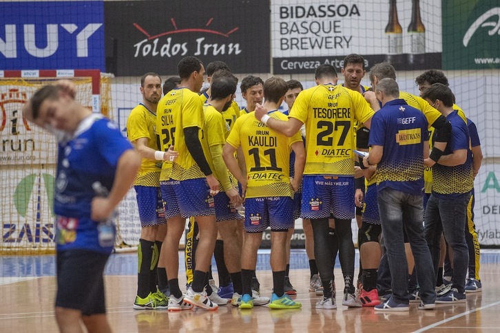 Los jugadores del Bidasoa atienden las explicaciones de Jacobo Cuétara en un tiempo muerto (Juan Carlos RUIZ / FOKU)