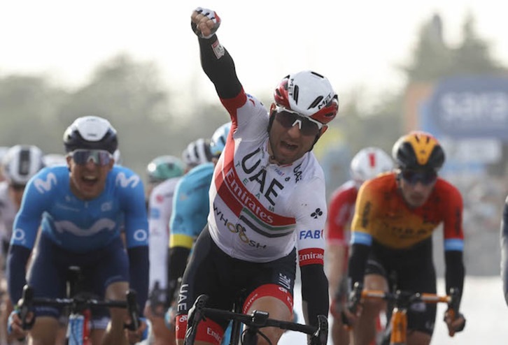 Ulissi celebra el triunfo en la decimotercera etapa del Giro (Luca BETTINI / AFP)