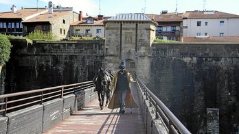 Xabaltx musikaria zaldiz Pirinioen bi aldeetako herrietan zehar dabil abesti zaharrak biltzen.