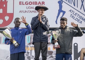 2020ko Muguerza Kroseko podiuma: Tadese Worku txapeldun, Richard Yator eta Aron Kifleren aurretik. (Juanan RUIZ / FOKU)