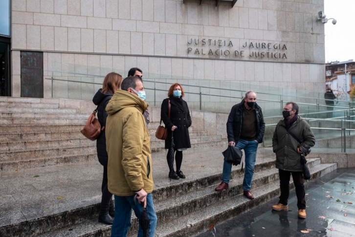 Amigos y allegados de Asier Niebla en la Audiencia de Gipuzkoa. (Jon URBE/FOKU).