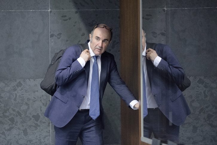 Ayerdi, en los pasillos del Parlamento navarro. (Jagoba MANTEROLA/FOKU)