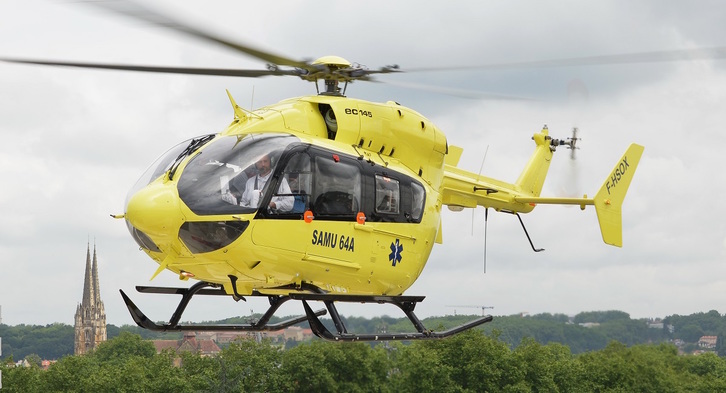 Un helicóptero del Samu64 vuela en el área de Baiona. (NAIZ)