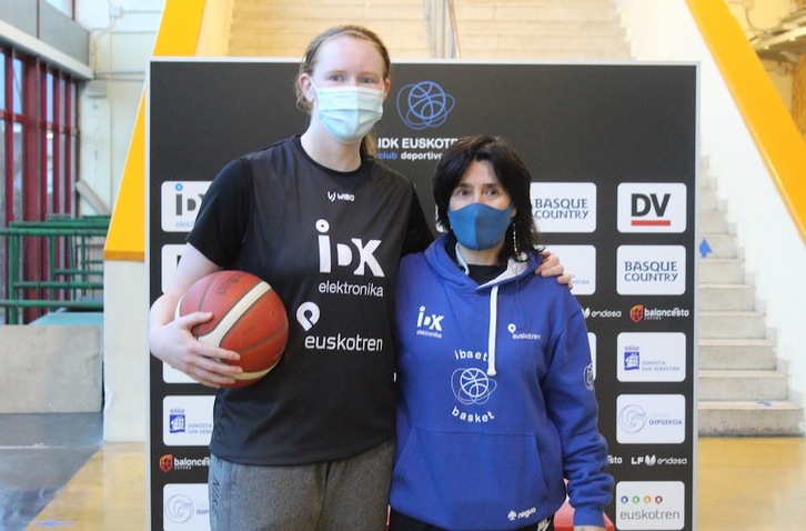 Becca Hittner posa junto a Azu Muguruza en la presentación de la alero norteamericana. (IDK EUSKOTREN)