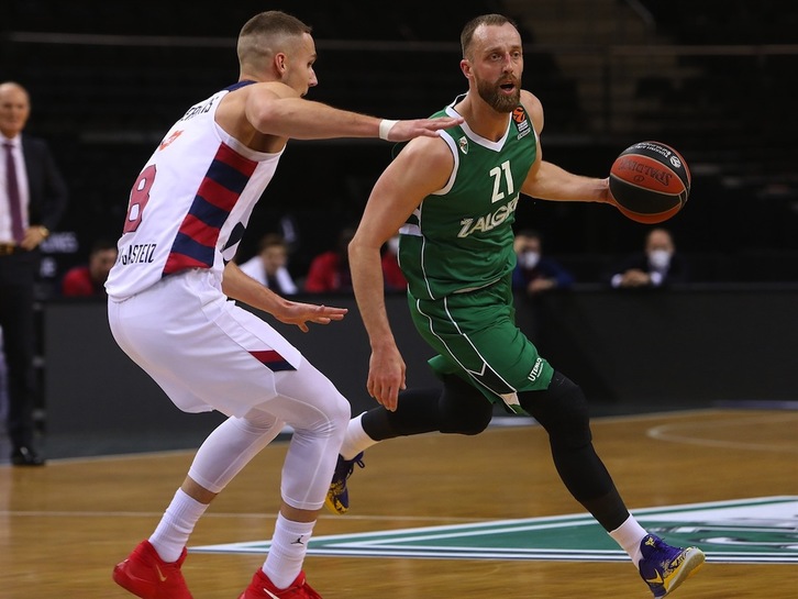 Arturas Milaknis, en la imagen marcado por Sedekerskis, ha vuelto mártir al Baskonia con sus cinco triples. (EUROLEAGUE.NET)