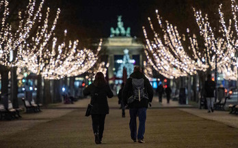 Berlín estaba iluminada ya pero se confinará esta Navidad. (John MACDOUGALL | AFP)