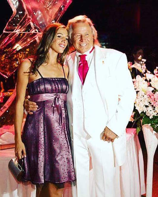 Nygard, con la top model Nicole Midwin. (Wikimedia)