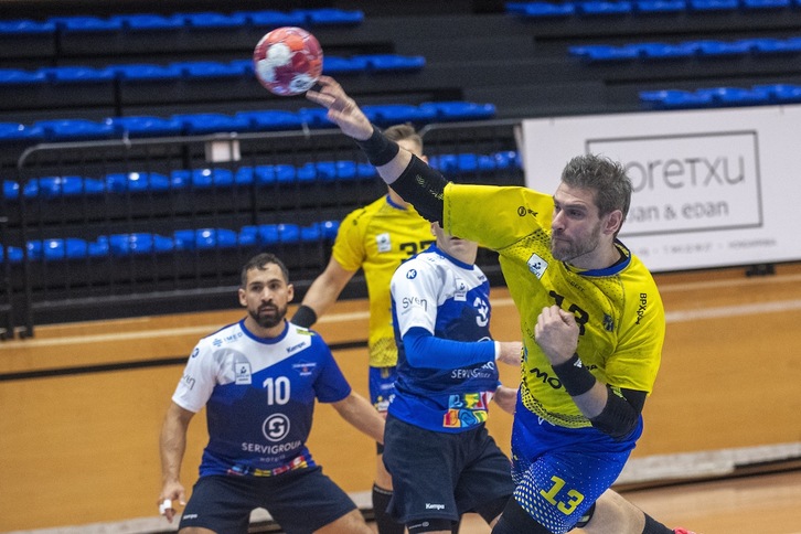 Julen Aginagalde lanza a portería en un partido anterior (Juan Carlos RUIZ / FOKU)