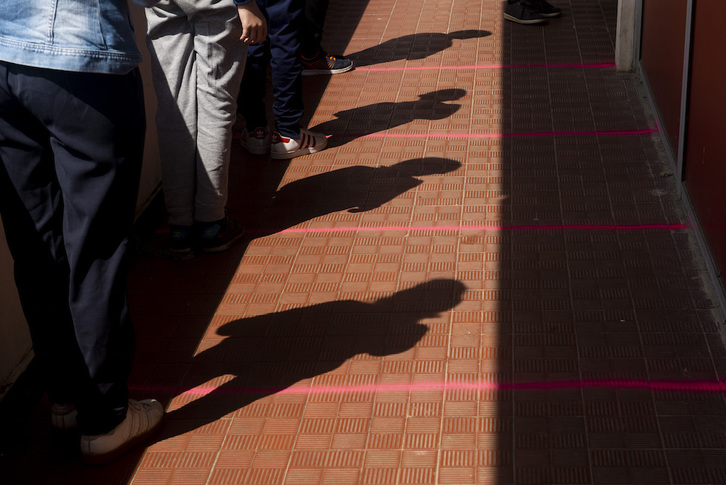 Ikasle batzuk ilaran Baionako ikastetxe batean pandemiaren itzalpean igaro den ikasturte honetan. (Guillaume FAUVEAU)