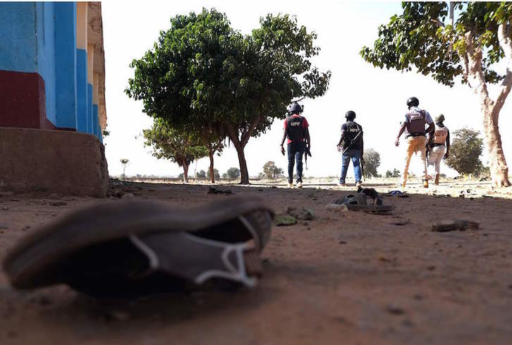 Polizia talde bat, iragan ostiralean Boko Haramek Nigeriako Katsina estatuan eraso zuen zentroan. (Kola SULAIMON/AFP)