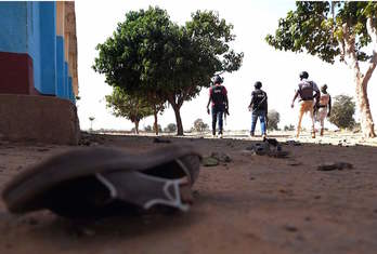 Polizia talde bat, iragan ostiralean Boko Haramek Nigeriako Katsina estatuan eraso zuen zentroan. (Kola SULAIMON/AFP)