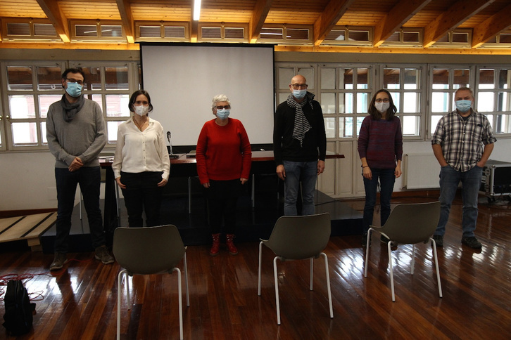 Representantes municipales de Ajangiz, Arakaldo, Artzentales, Ea, Errigoiti, Karrantza, Lanestosa y Muxika han comparecido en Bilbo. (Aritz LOIOLA/FOKU)